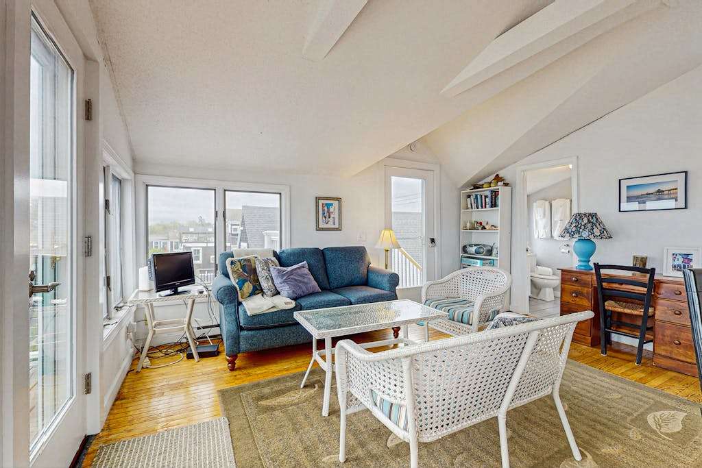 Downtown condo with spectacular views - steps to beach, entertainment & shops