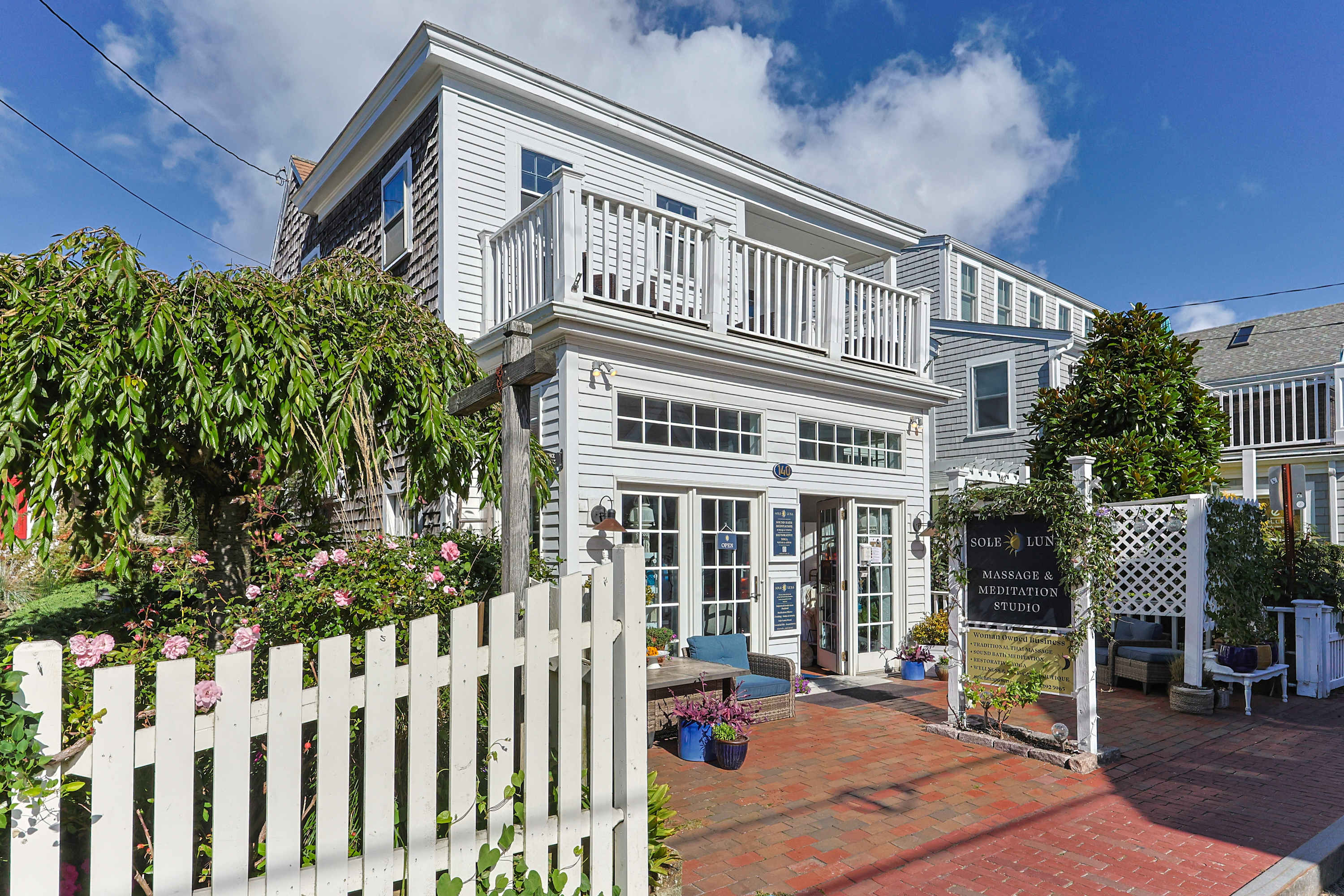 Coastal retreat with sleeping den, balcony, updated kitchen & prime location