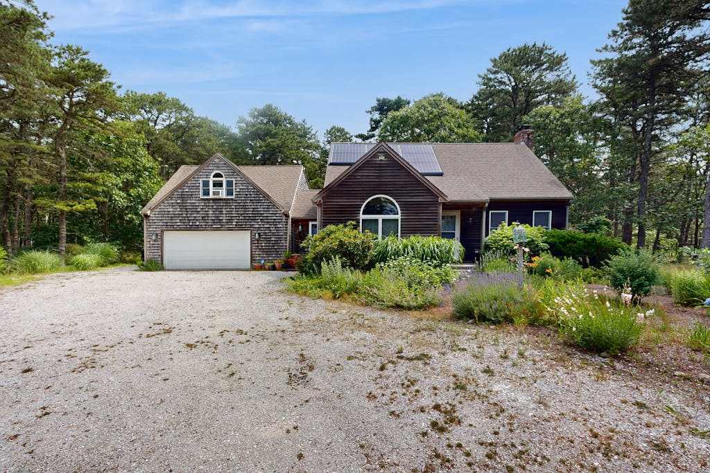 Serene wooded hideaway with spacious deck & Rail Trail access - near beach