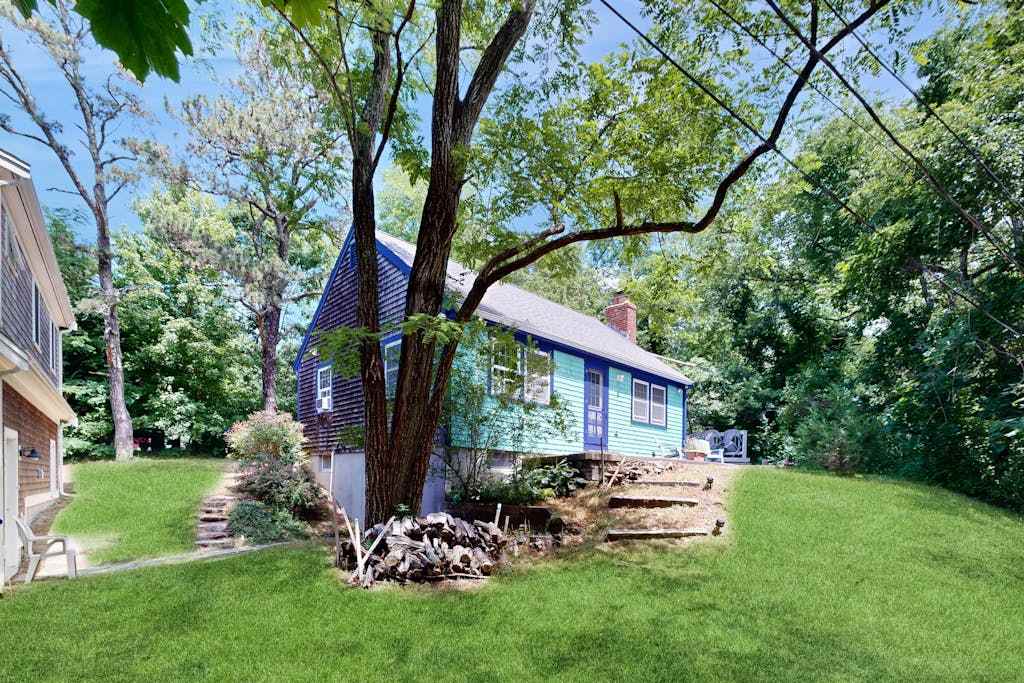 Classic Cottage with Artist's Garden - Minutes to Mayo Beach, Power's Landing