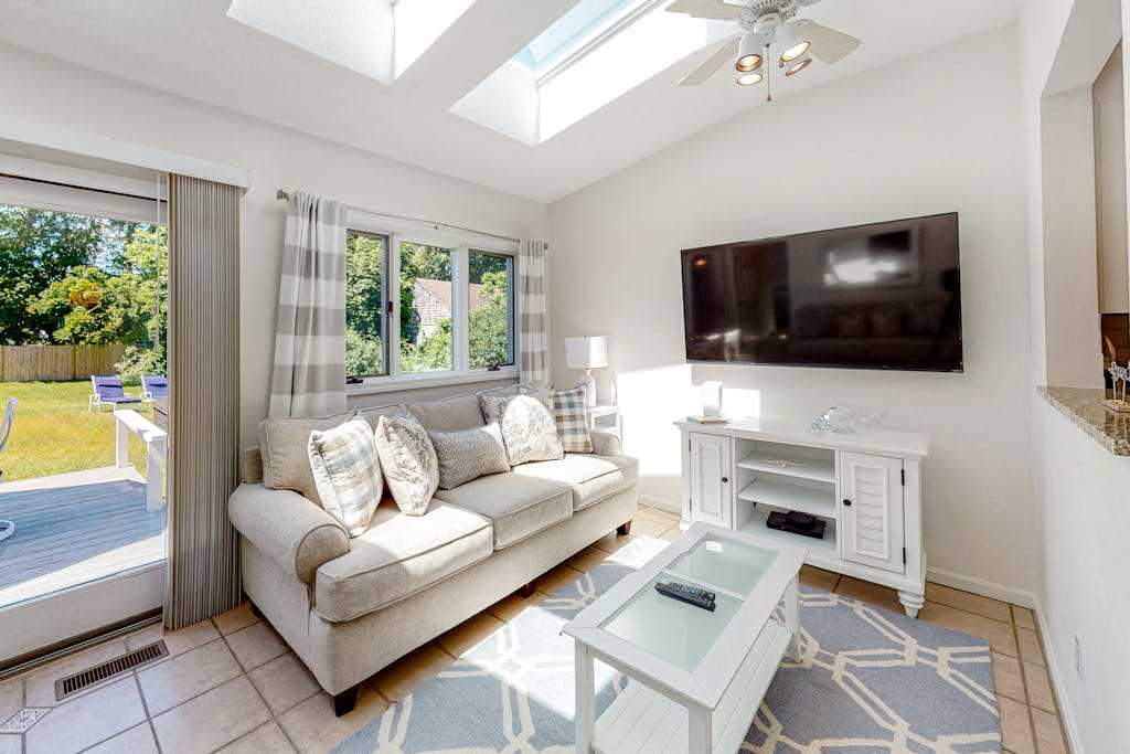 Bright home with central AC, kayaks, large yard, fast WiFi - walk to the beach