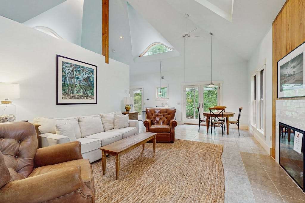 Uniquely designed island retreat with fast WiFi & private washer & dryer - dogs welcome