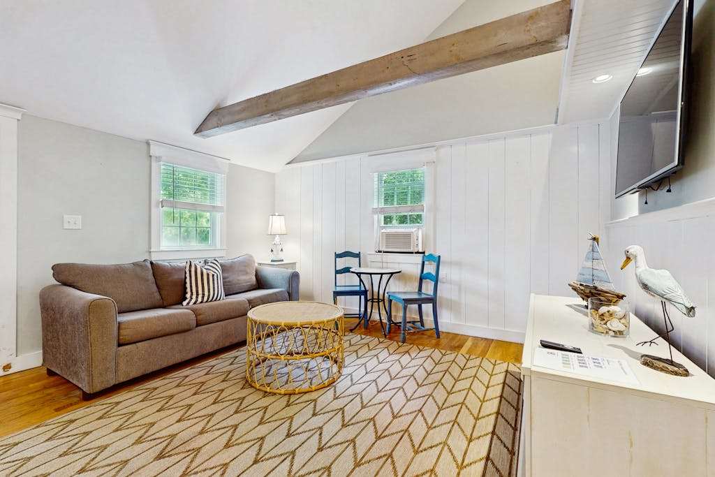 Pristine bungalow with amazing walkable location - WiFi, firepit, dog-friendly