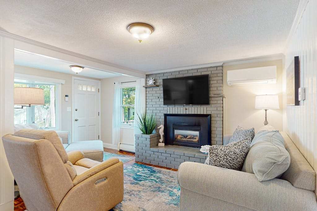 Bright home steps from private beach with kayaks, dock & Onset Bay view