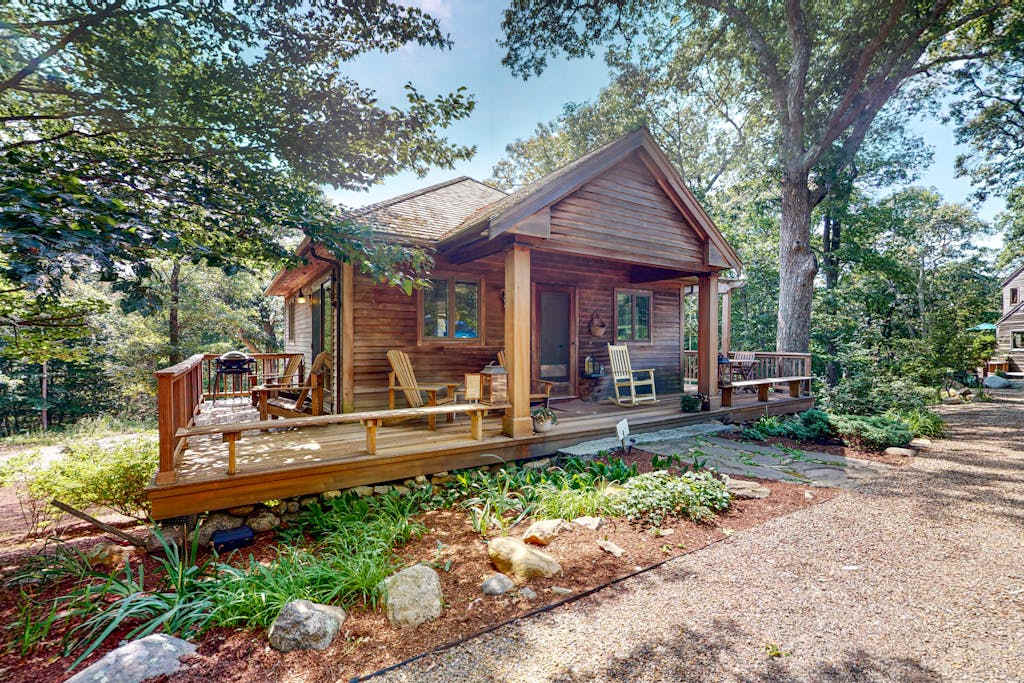 Nana's Backyard Treehouse with deck, electric & gas grills, kitchenette