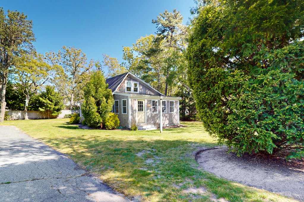 Coastal cottage close to beaches and town - private yard, washer & dryer, & new renovations