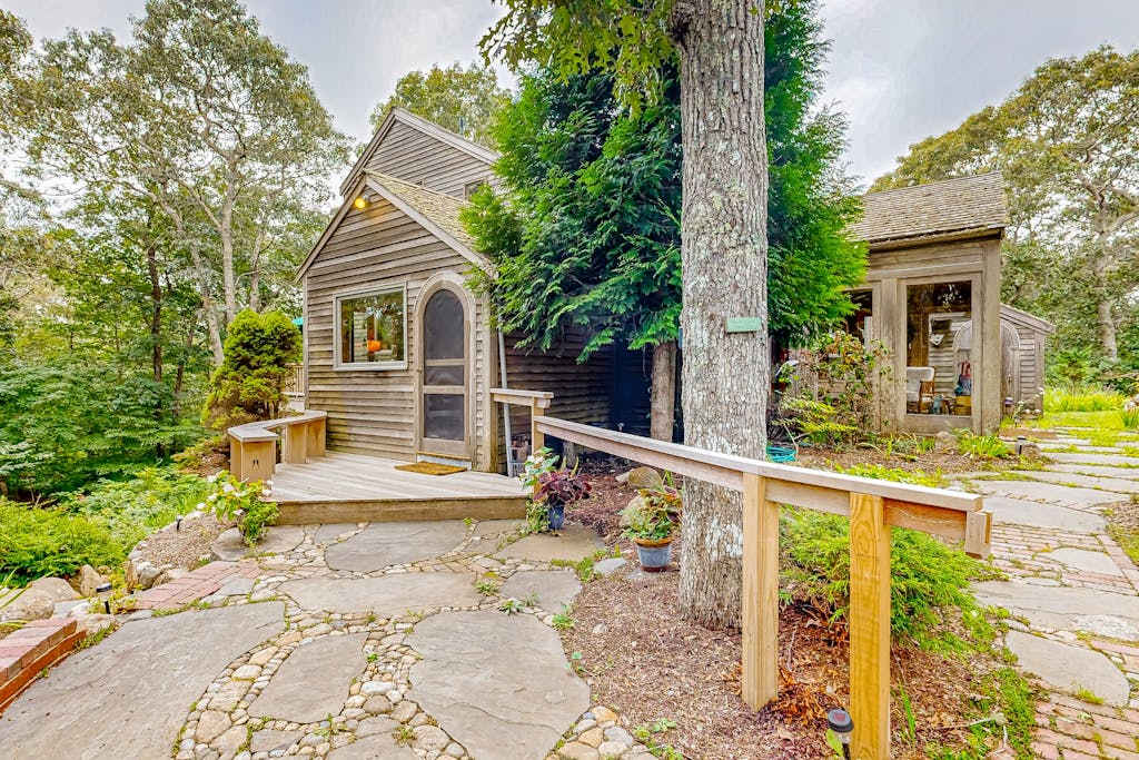 Nana’s Treehouse - House with spacious deck, grills, outdoor shower & washer & dryer