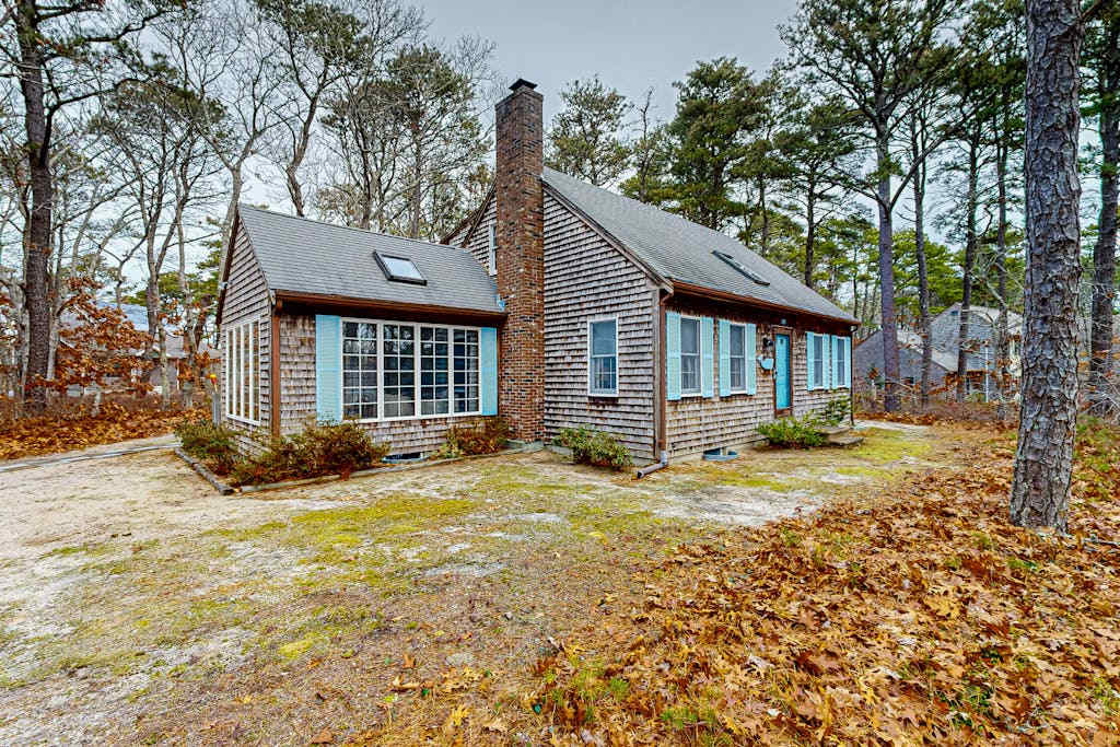 Quiet home with sunroom, deck, washer & dryer, AC, & quick access to beach