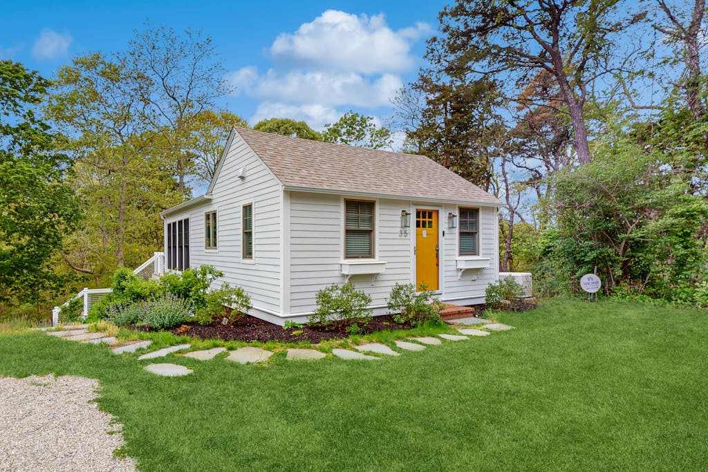 Conveniently located and renovated cottage with lovely views & chef's kitchen