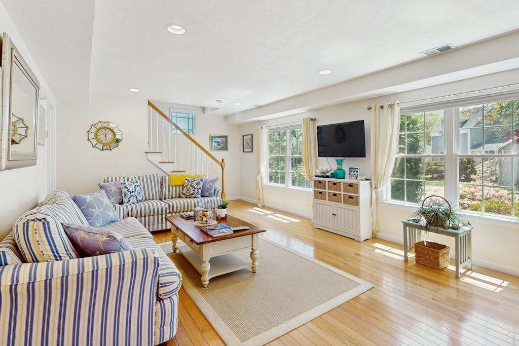 Dog friendly cottage with patio - near beach, town & attractions