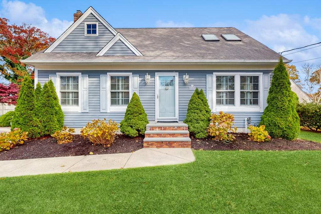 Updated Cozy Cottage -  walk to the beach, AC, large yard & fireplace