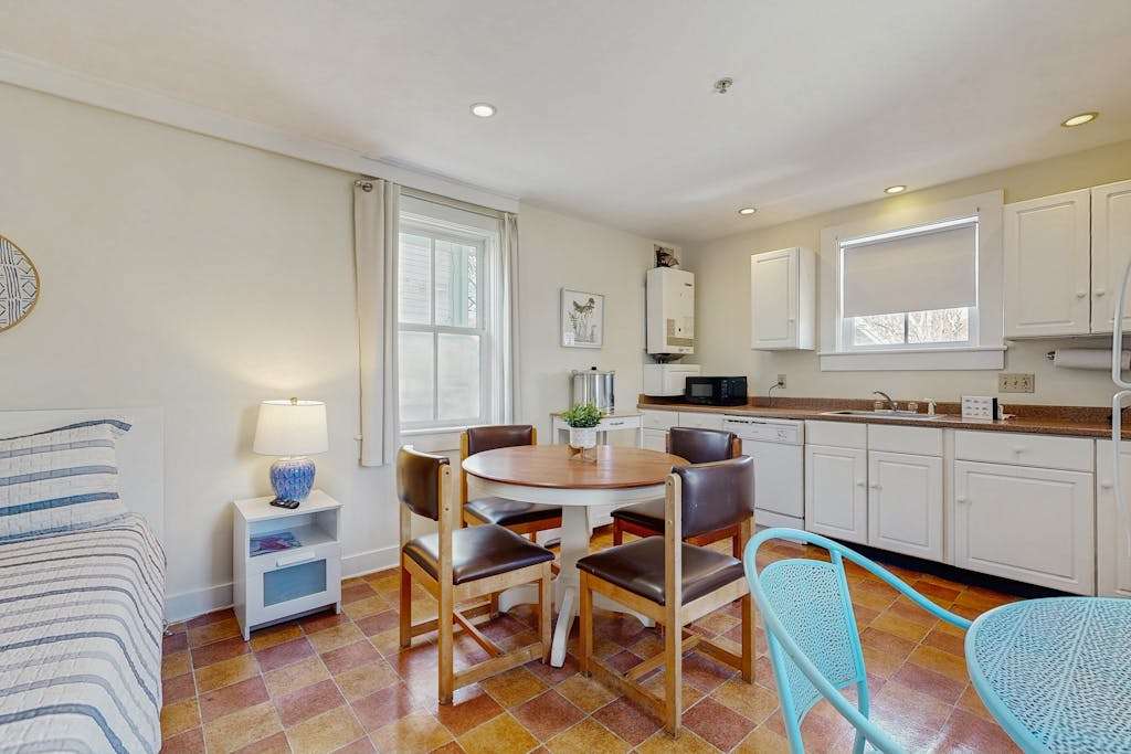 Downtown studio with full kitchen - walk to Bay and shops!