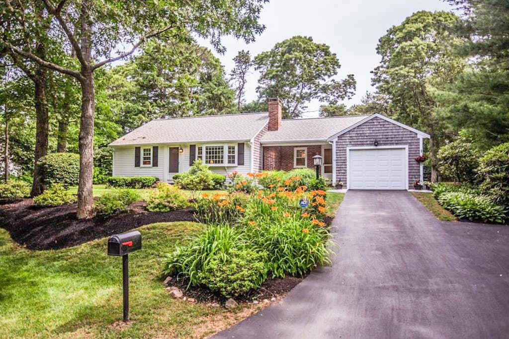 Cape Charmer - Walk to Market, Golf & Eateries - New Kitchen & Big Backyard
