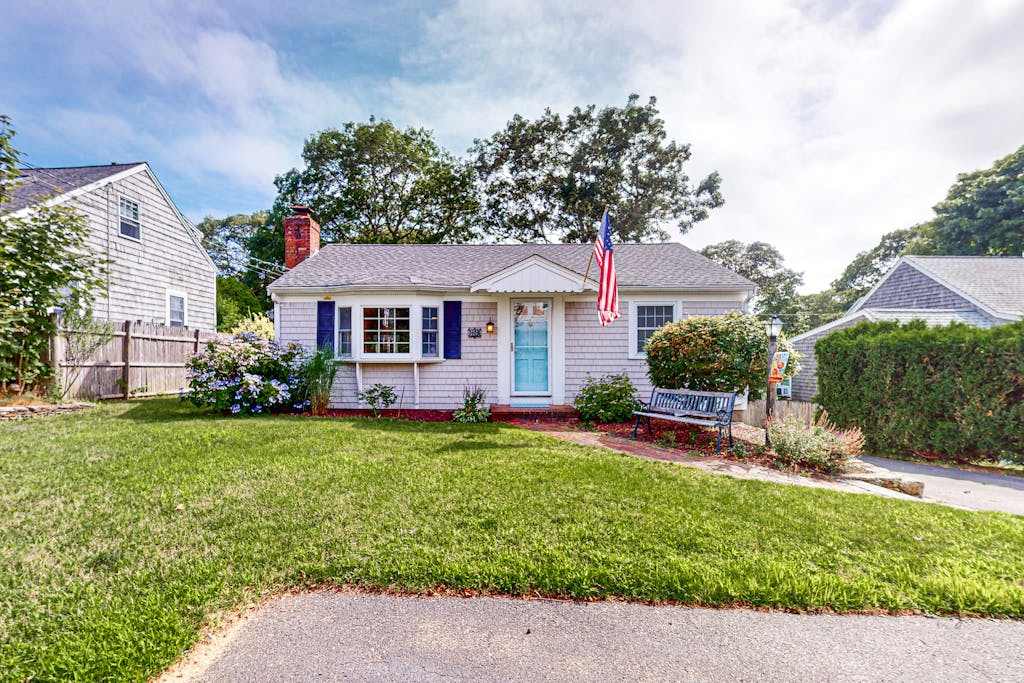 Private house close to beach with grill, AC, yard, and deck