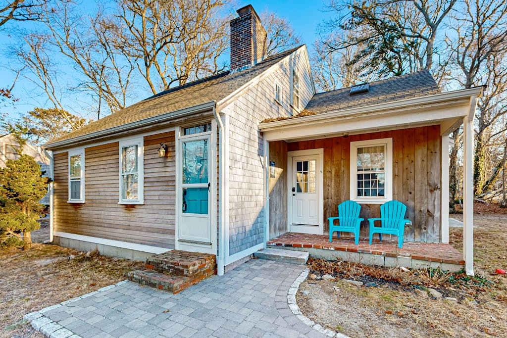 Cozy cottage near beaches, attractions, restaurants & shops