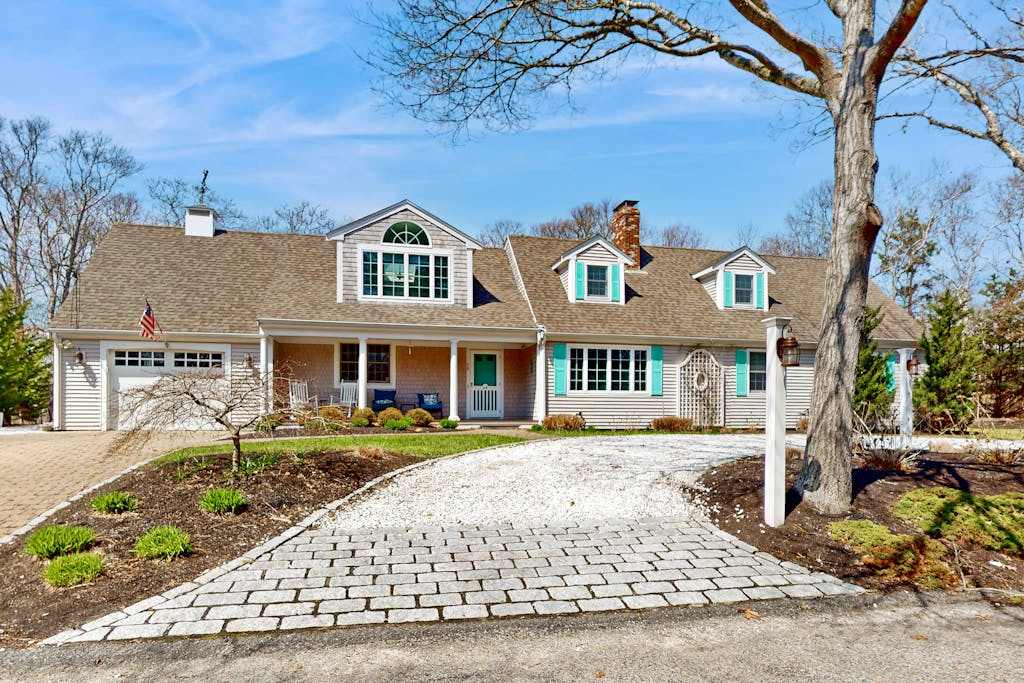 Spacious coastal retreat close to beach with modern kitchen, deck, AC, & sunroom
