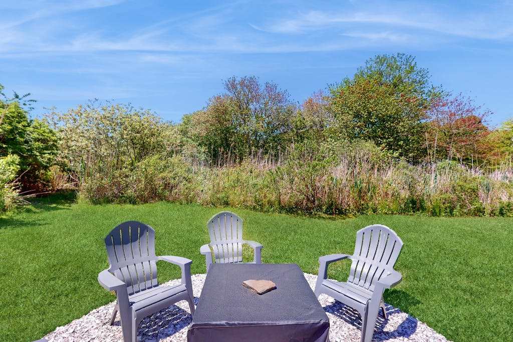 Inviting bungalow with fireplace, patio, firepit, full kitchen, & washer & dryer