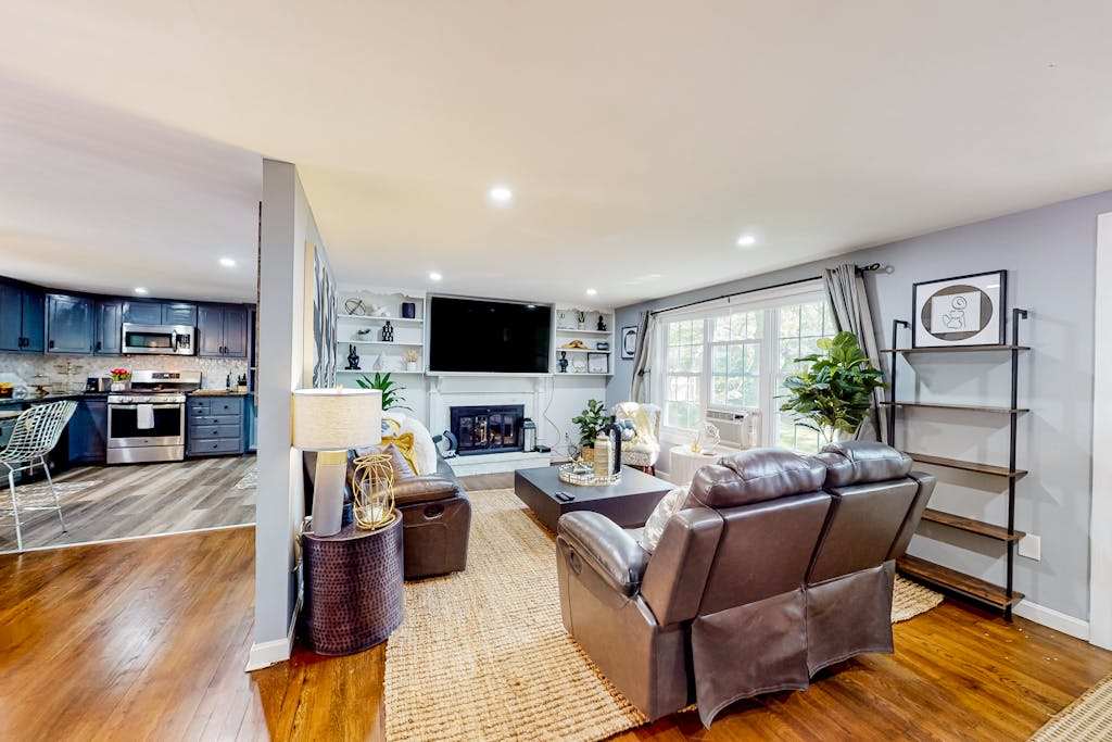 Dog-friendly home with grill, deck, full kitchen, & washer & dryer - close to golf