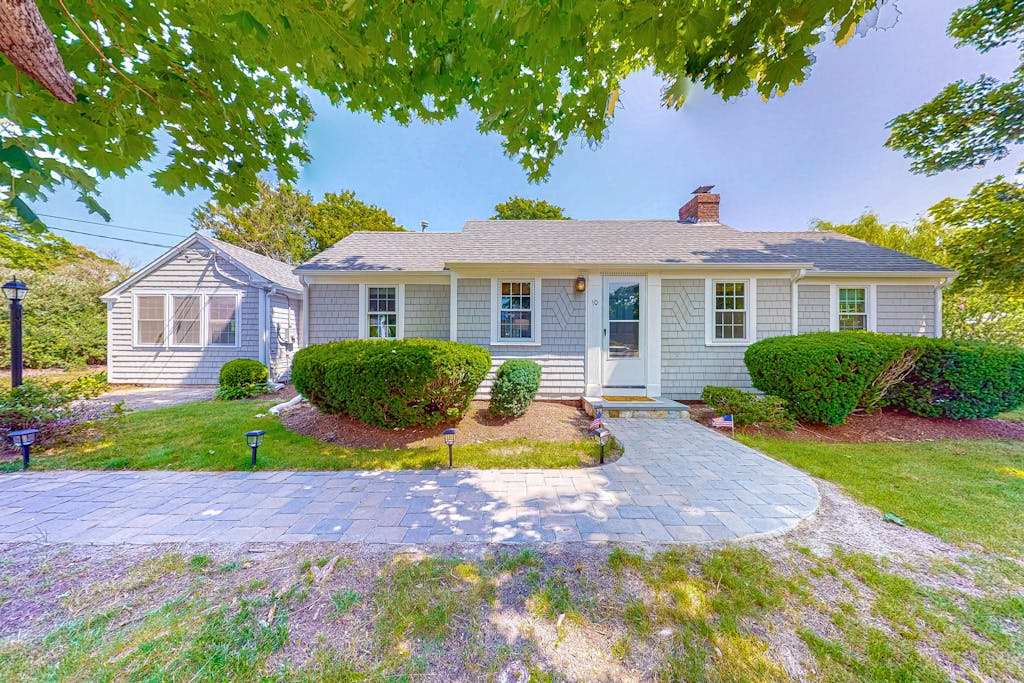 Captain Clark's - Renovated house in Yarmouth with large yard - close to beaches