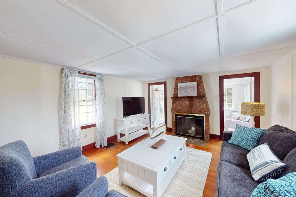 Newly furnished-Enjoy sun drenched days with gentle breezes & fragrant salt air