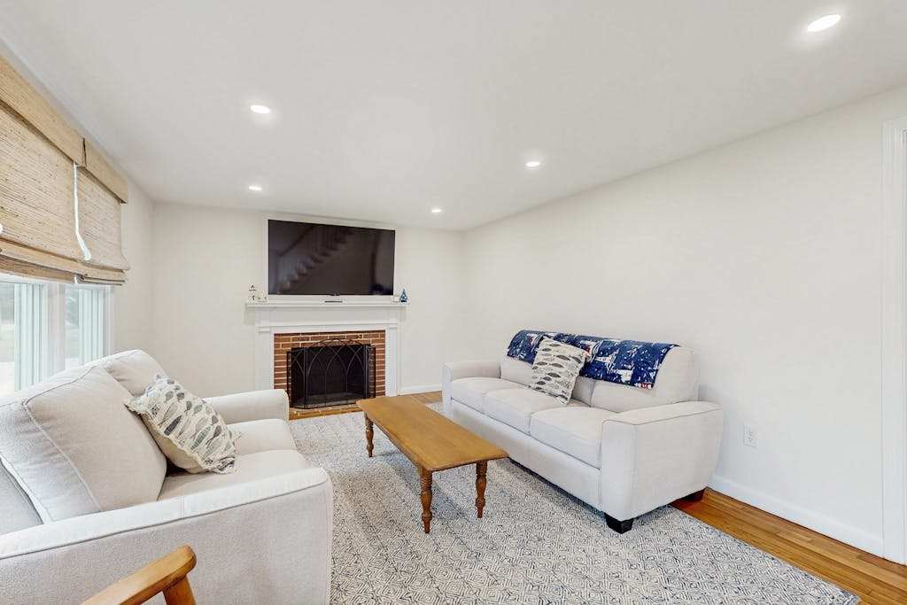 Cozy coastal home close to the bay with large deck, fenced yard, AC & beach gear