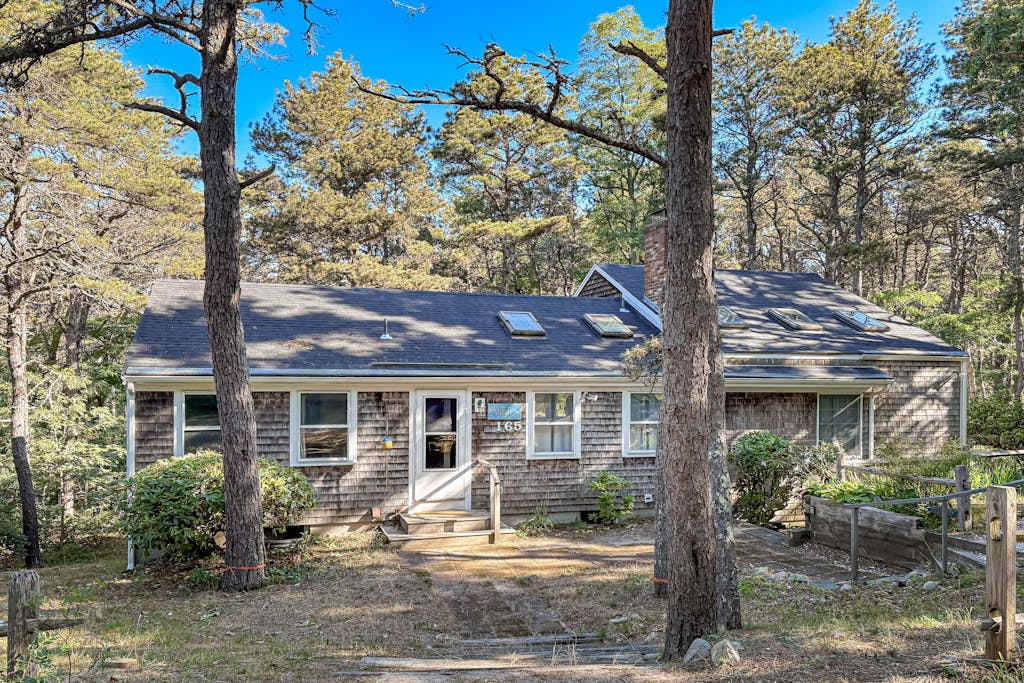 Peaceful Cape retreat with extra sleeping loft with 3 beds, foosball, deck & yard