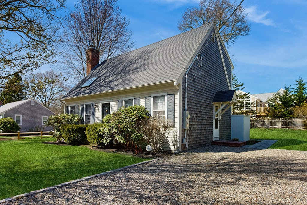 Cozy cottage with game room & yard - close to beaches & entertainment