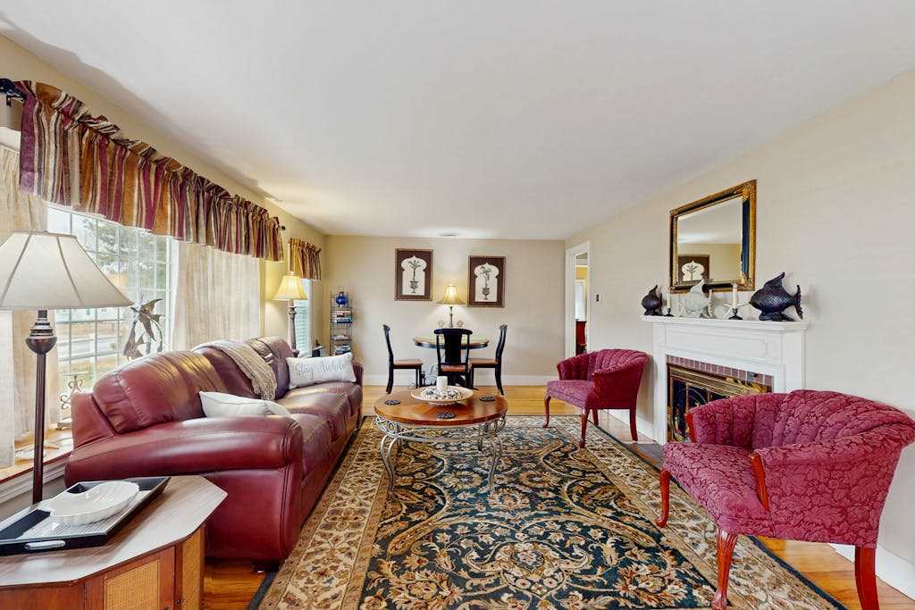 Coastal Cape house close to the beach with full kitchen, yard, patio, washer & dryer & AC