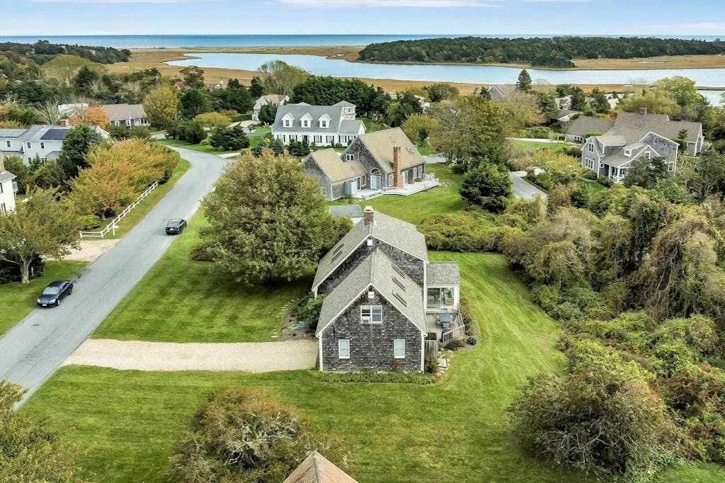 Inviting family escape with sunroom, deck, washer & dryer & easy access to Nauset Beach