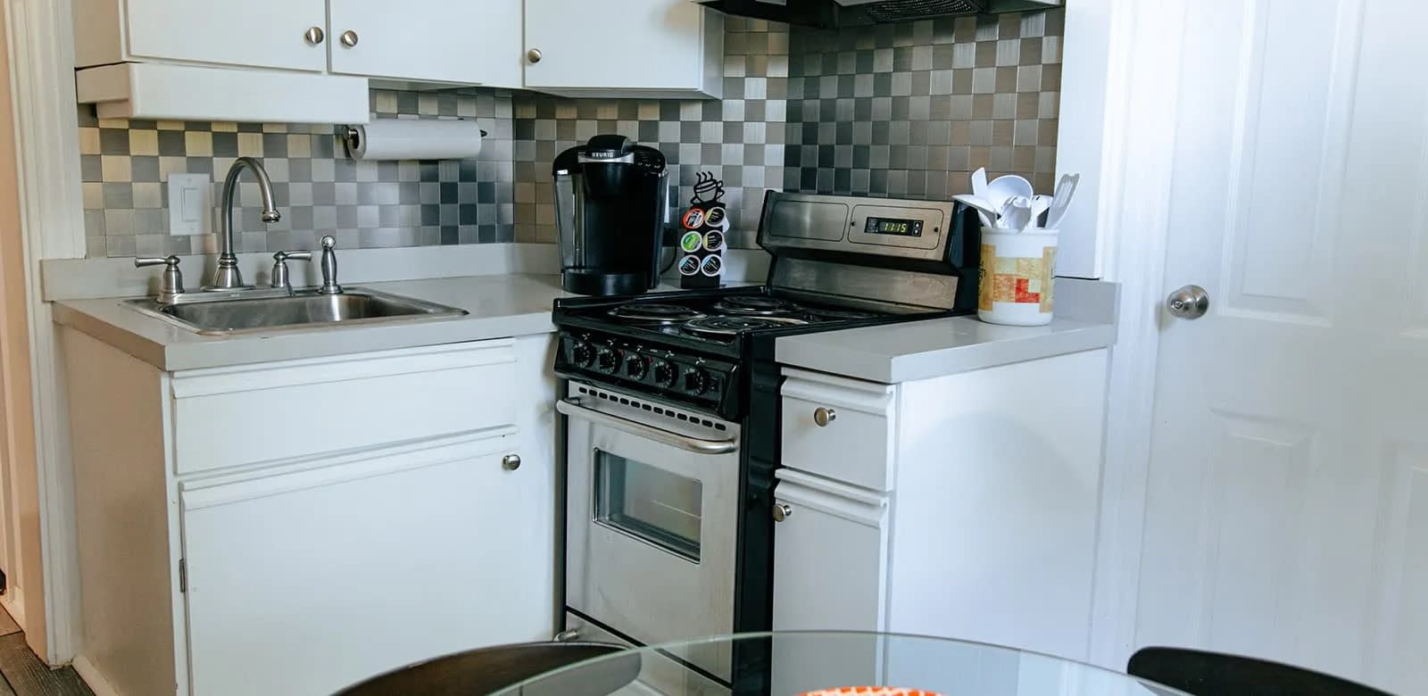 Stylish studio in central location with fireplace, AC, & tranquil courtyard