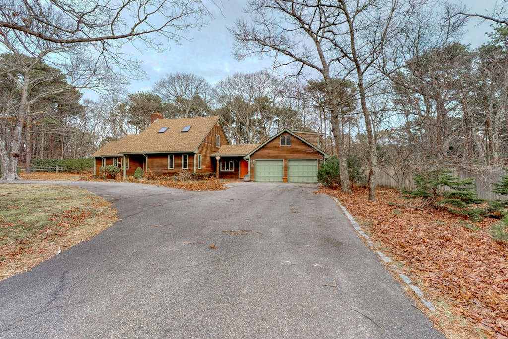 Gorgeous home near the ocean with a full kitchen, deck, & large, fenced back yard