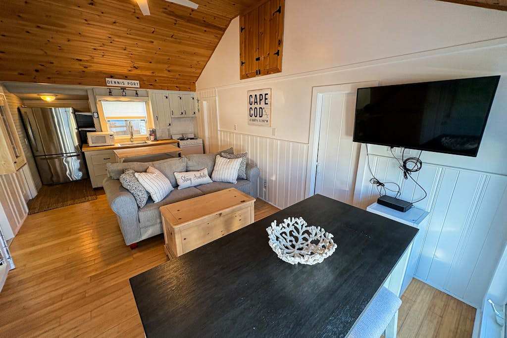 Coastal cottage close to sandy beach with private deck, kayaks & dog friendly