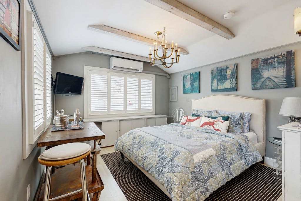 Little gem of a cottage with AC, kitchen essentials & easy walk to beach & town