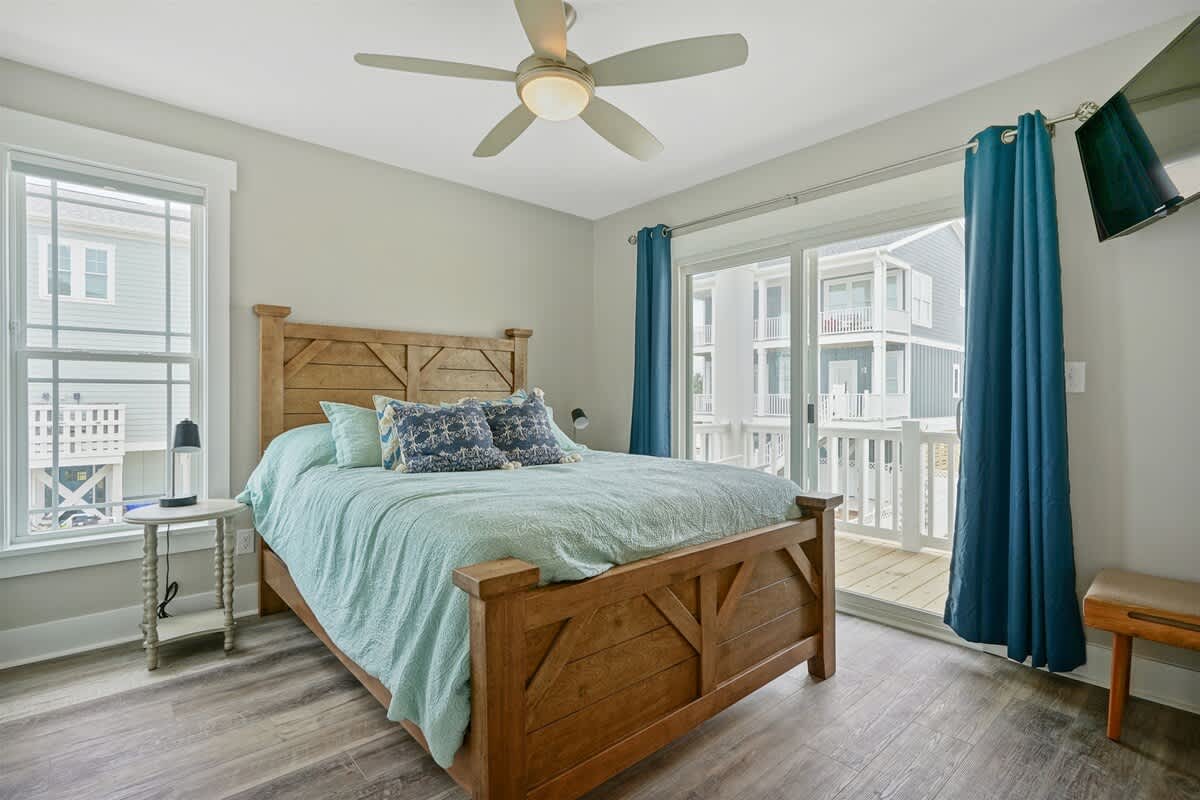 1st Floor queen room with patio access, private bath, pool views, and roku TV