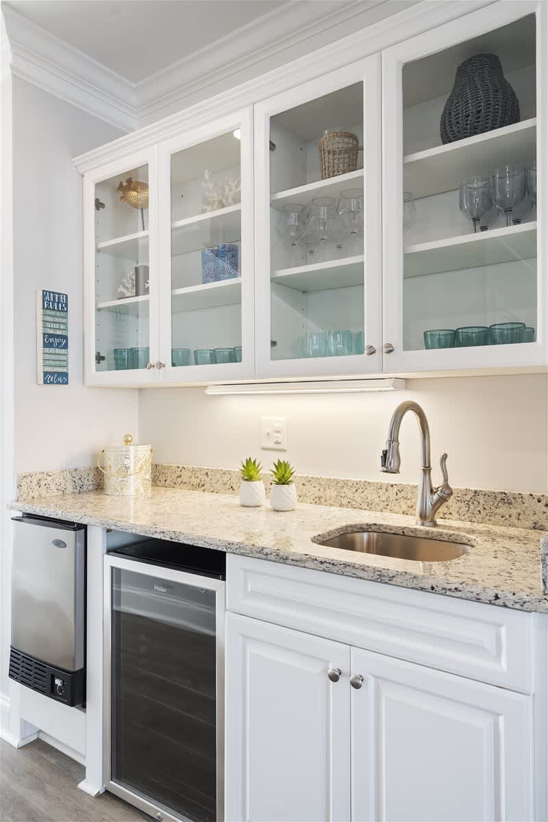 Kitchenette: Sleek granite countertops and beachy decor make meal prep a breeze!
