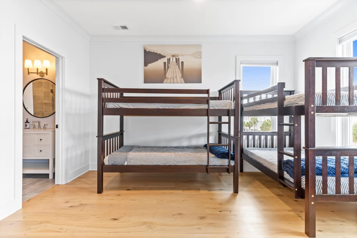 2 Twin over Twin Bunk beds (4 beds), private en suite bathroom, walk in shower