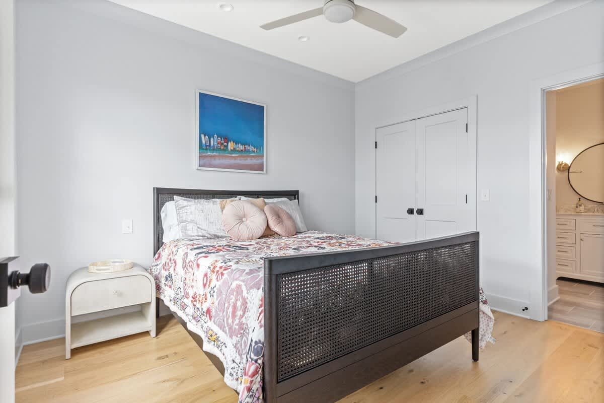 Queen Bed, private en suite bathroom, tub/shower combo