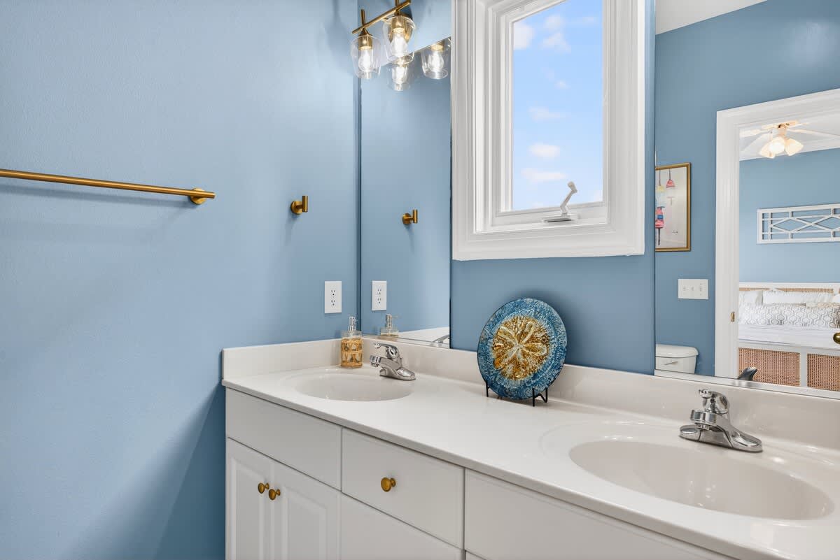 En‑suite bath helps everyone get ready on their own schedule.