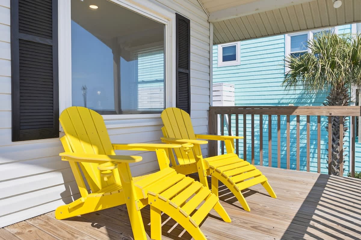 Enjoy morning coffee with the sound of the waves