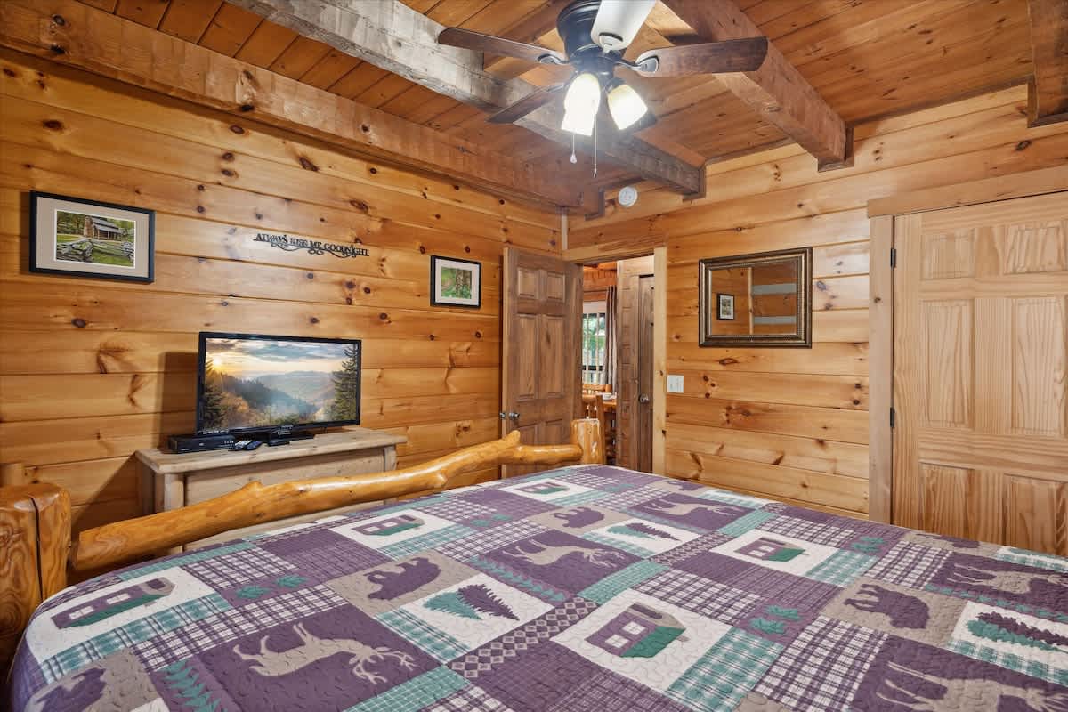Enjoy the rustic charm and a SmartTV from this inviting mountain retreat!