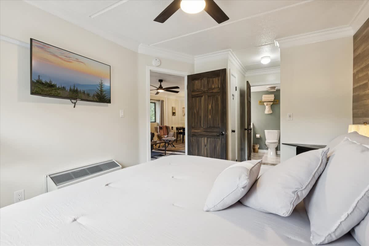 Bedroom Retreat: Enjoy mountain views and modern amenities, perfect for unwinding after adventures!