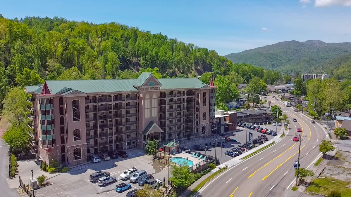 Charming mountain retreat with stunning views and easy access to Gatlinburg adventures!
