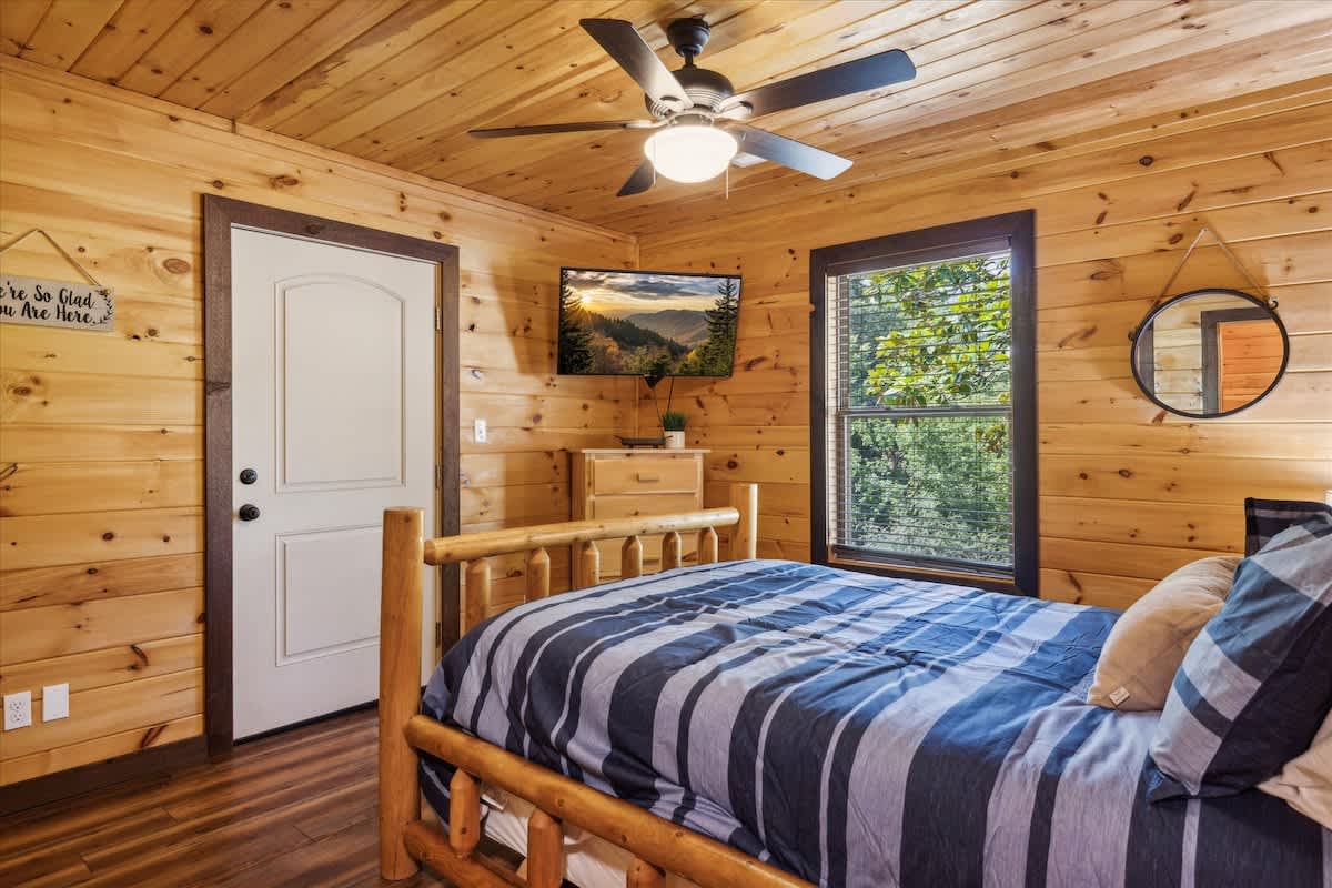 Second Bedroom: Enjoy mountain views and rustic charm in this inviting escape!