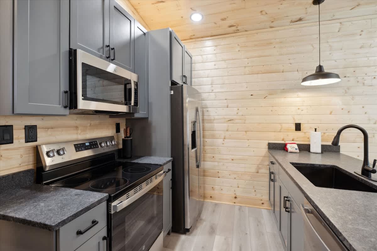 Black Bear Cabin: Modern appliances and sleek countertops make cooking a pleasure in this stylish space!