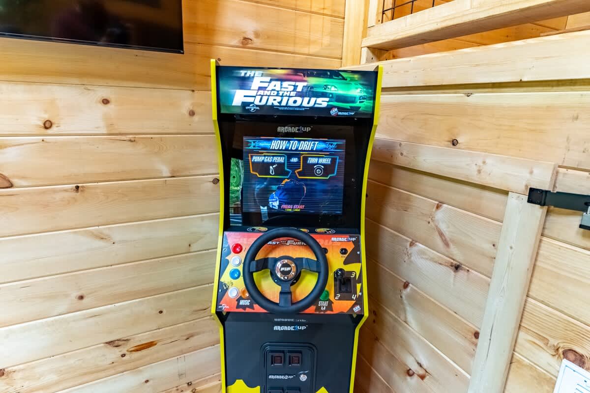Green Bear Cabin: Rev up your vacation with this exciting racing arcade game for endless fun! 