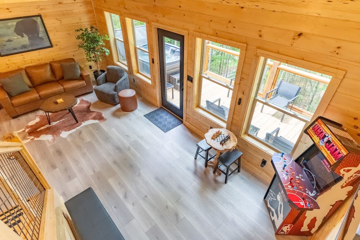 Green Bear Cabin: Bright, airy space with modern decor, perfect for relaxation and fun games!