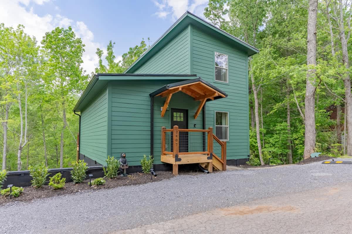 Green Bear Cabin: Discover mountain charm in this inviting green cabin, nestled in nature’s embrace!