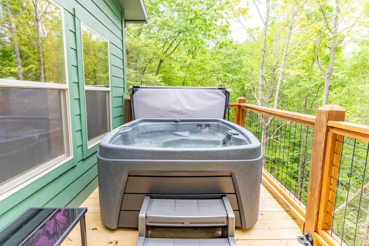 Green Bear Cabin: : Relax under the trees in your private hot tub with stunning forest views!