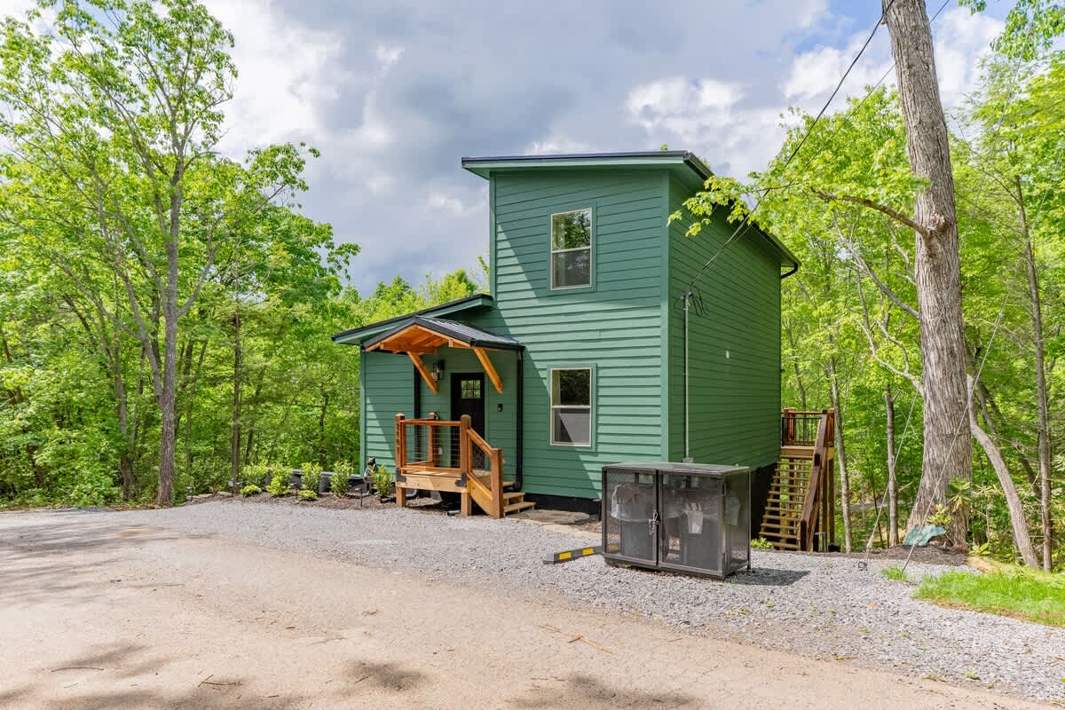 Green Bear Cabin: : Embrace nature's beauty in this stunning green escape surrounded by lush trees!