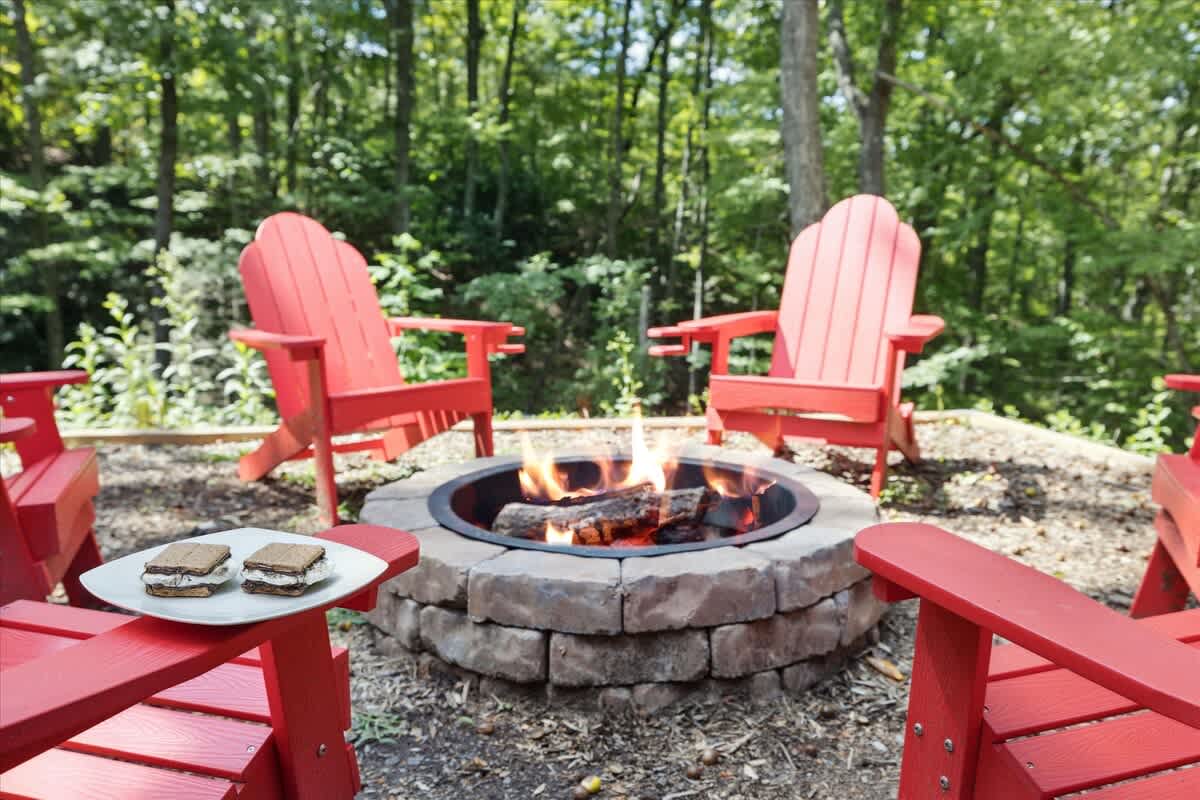 Fire Pit Lounge: Gather around with s'mores and laughter in this enchanting wooded retreat!